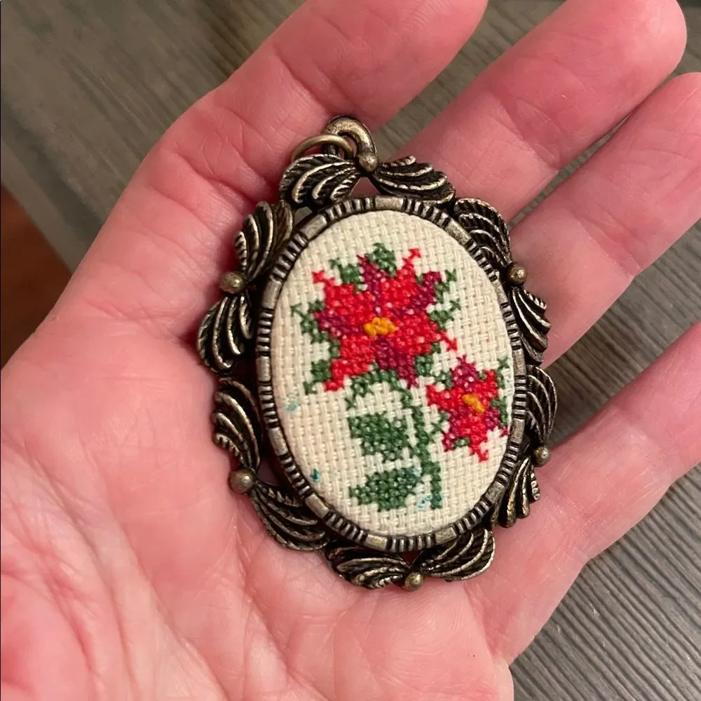 Vintage Creative Circle Counted Cross Stitch # 2266 Poinsettias Brooch 1982